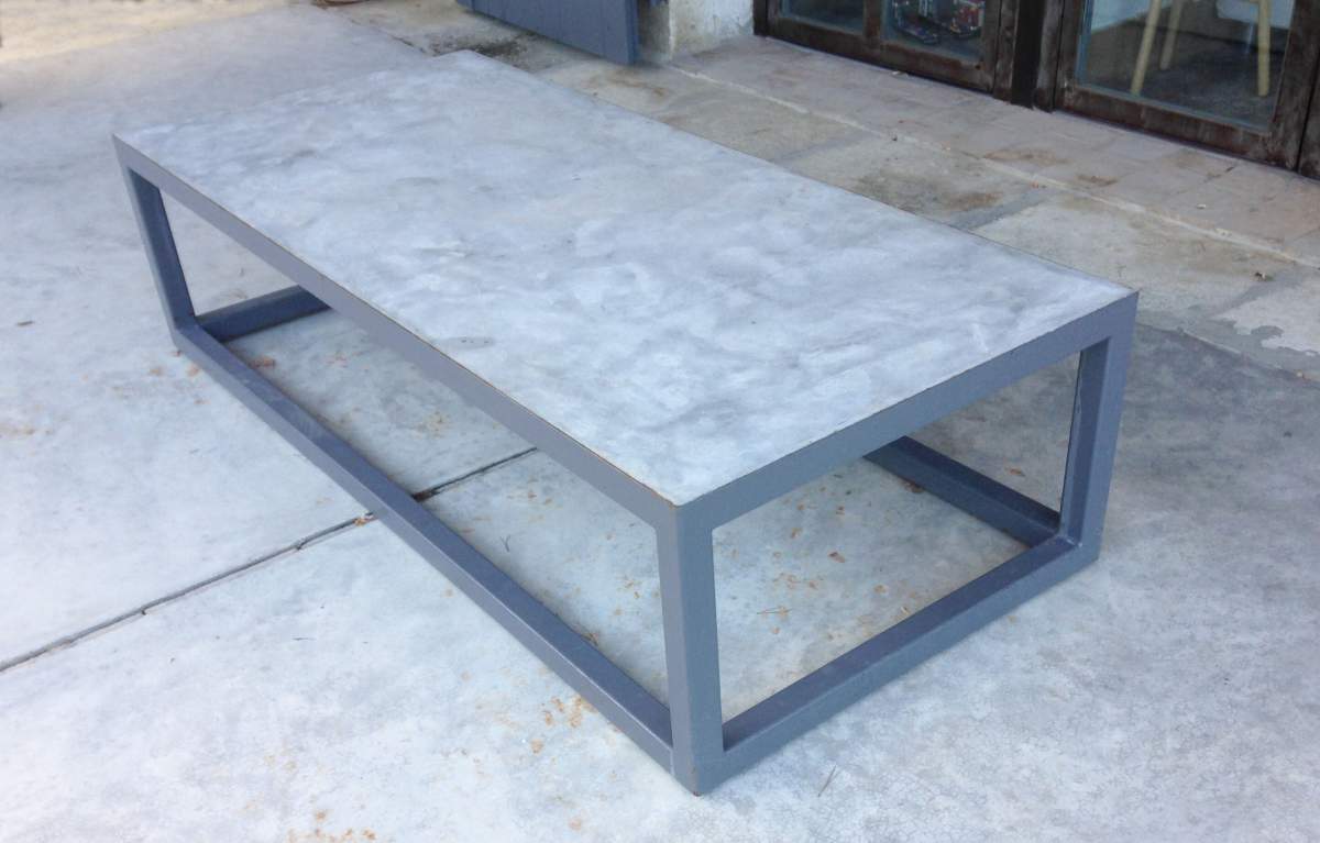 Table basse en tube acier et béton lissé : 200x80x45cm